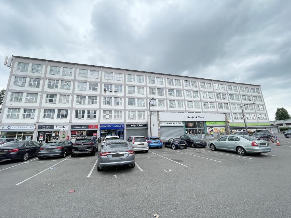 Lot: 24 - TOP FLOOR FLAT FOR INVESTMENT OR OWNER-OCCUPATION - Front block from car park